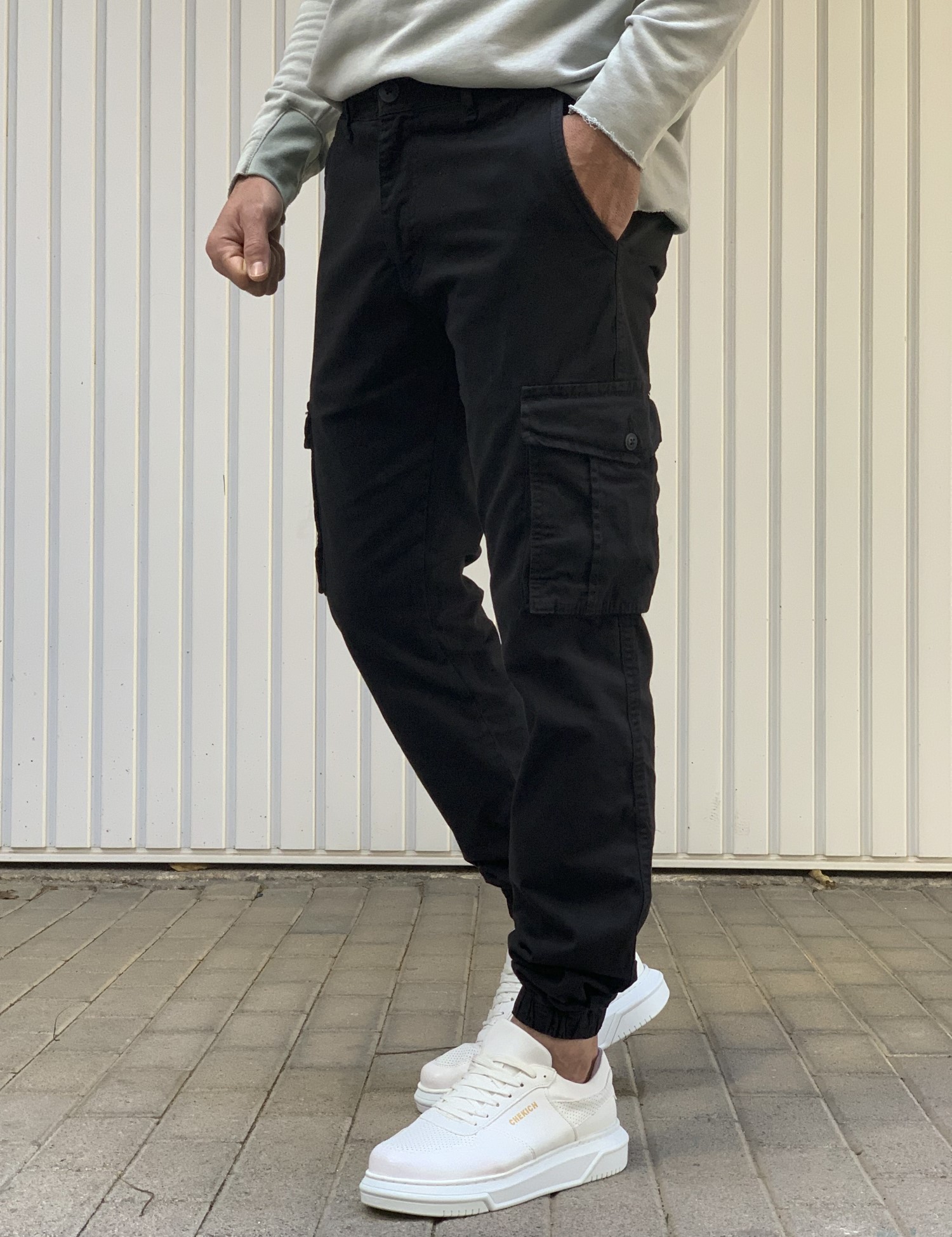 Ανδρικό μαύρο υφασμάτινο cargo παντελόνι 210922V φωτογραφία